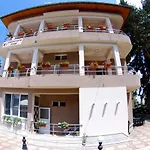 приятелската къща