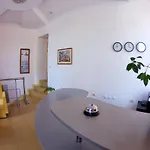 приятелската къща