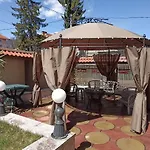приятелската къща 3*