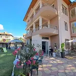приятелската къща