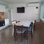 приятелската къща 3*
