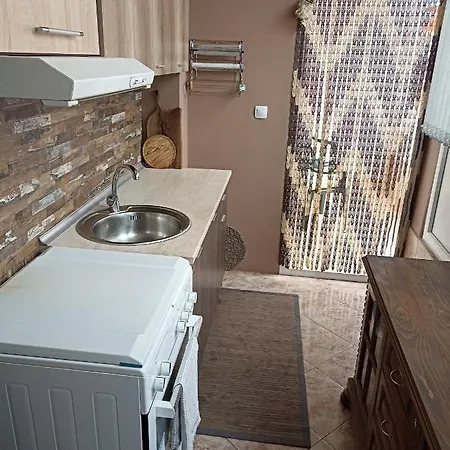 приятелската къща 3*