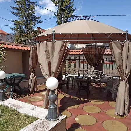 приятелската къща *