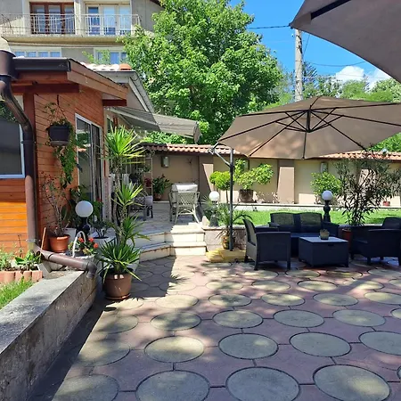 приятелската къща 3*