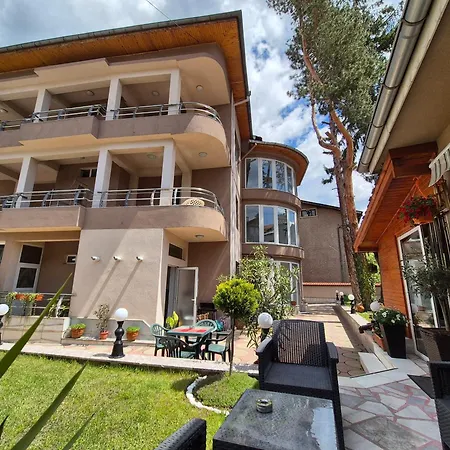 приятелската къща