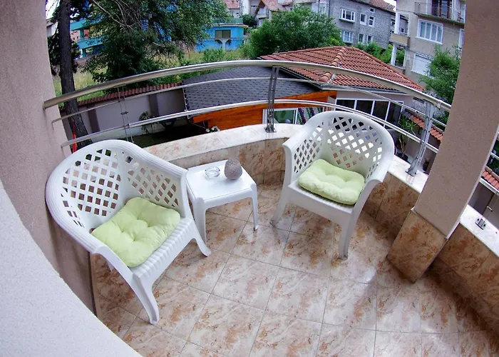 приятелската къща 3*