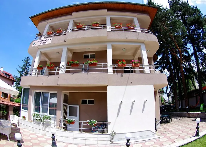 приятелската къща