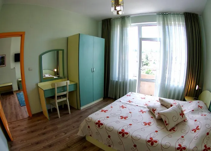 приятелската къща 3*