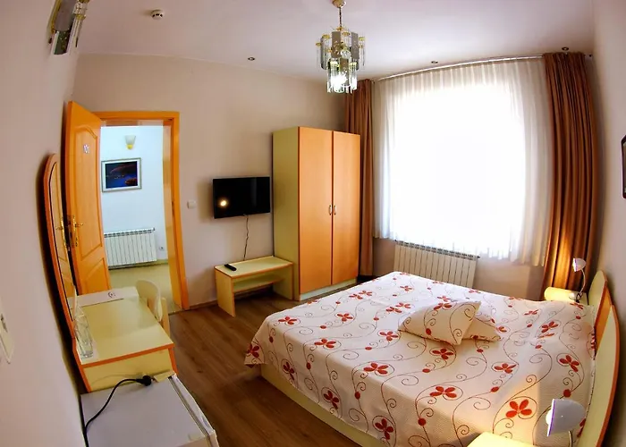 приятелската къща 3*