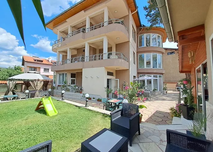 приятелската къща 3*