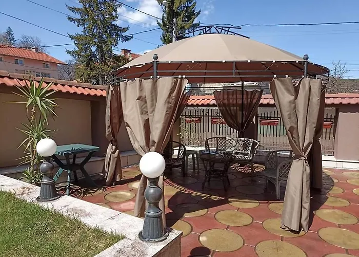 приятелската къща 3*