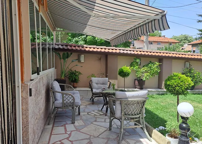 приятелската къща 3*