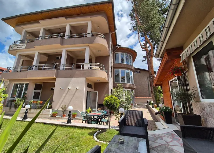 приятелската къща